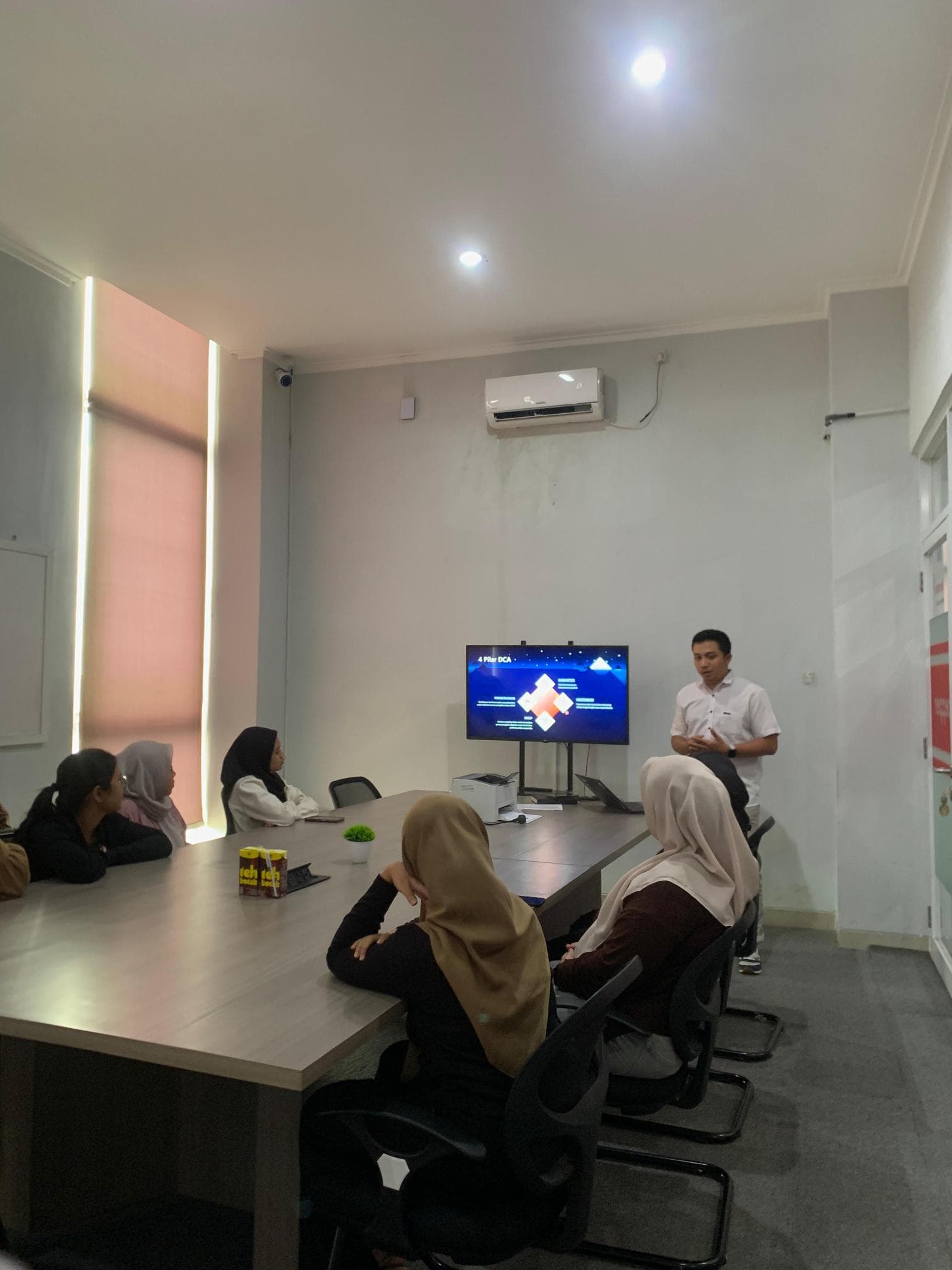 Pengembangan kompetensi melalui pelatihan dan penyegaran